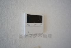 キッチン横からお湯張り、追い炊き、足し湯がボタン一つで楽々操作できる給湯機リモコンです＾＾忙しい夕飯の準備の時間帯に重宝しますね。