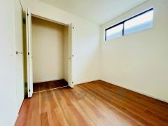 明るい洋室です。ナチュラル色のフローリングで開放的な優しい雰囲気になっています＾＾ベッドや机、ＴＶを置いてもゆとりのある広さです。