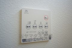 浴室暖房乾燥機には、暖房、乾燥、涼風、換気の4つの機能が付いています。タイマー付きです。