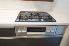 複数の調理を一度に行うことができる3口コンロ。効率よくお料理が出来ます。毎日のお料理も楽しくなりますね＾＾
