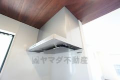 調理により発生する油煙や臭いを吸い込み、屋外へ排気してくれます。