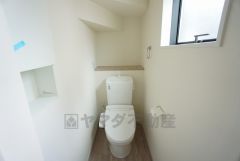 温水洗浄機付トイレです。節水機能もあるので、安心して使えますね。もちろん、1階2階の2ヶ所にトイレがあるので、忙しい朝にもゆとりができますね。