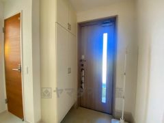 たっぷり収納できるシューズボックスです。家族全員の靴がきれいに整頓できます。棚の上にお花や写真を飾っても良いですね。