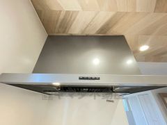 調理により発生する油煙や臭いを吸い込み、屋外へ排気してくれます。