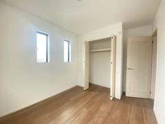 木目調のシンプルデザインで落ち着きと安らぎの空間に仕上げています。各部屋に収納が完備されているので、お荷物が多くなっても安心の設計です。