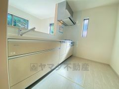 対面式カウンターキッチンでお子様の様子が見守れます。カウンタートップは耐熱性に優れており、日ごろのお掃除もふき取るだけでＯＫ。ステンレスシンクも簡単にお掃除できますよ。