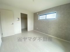 デザインクロスが2階洋室の雰囲気を上品に仕上げています。いつもと違う雰囲気のお部屋をお楽しみください。