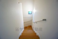 ご年配の方でも安心できる、手すり付き階段です＾＾段差も低めで設定されてますので安全性にも優れてますね＾＾