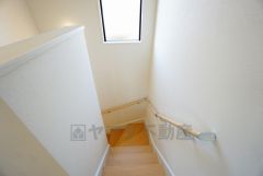 同仕様写真。ご年配の方でも安心できる、手すり付き階段です＾＾段差も低めで設定されてますので安全性にも優れてますね＾＾