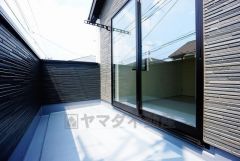同仕様写真。陽当たりの良いバルコニー。お洗濯物も気持ちよく干せそうです。