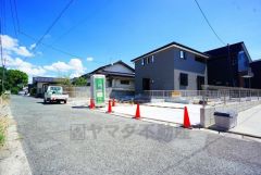 前面道路は交通量が少なく小さなお子様がいても安心です＾＾