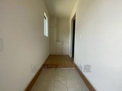 たっぷり収納できるシューズボックス付きです。家族全員の靴がきれいに整頓できます。