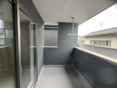 お洗濯物を干すスペースとしても十分な広さがあります。  お天気の良い日はお洗濯物がよく乾きそうな日当たり良好のバルコニーです＾＾