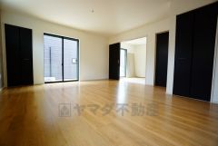 同仕様写真。断熱性能の窓ガラスを採用。省エネ、光熱費カットにも貢献します。 夏は涼しく、冬は暖かく快適に過ごせます。