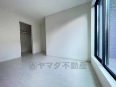 住む人のこだわりを活かす洋室＾＾日当たりがよく、寝室としての利用もおすすめ。広めのクローゼットもあり荷物もすっきり片付けれ、ゆとりのある暮らしが出来ます＾＾