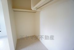 収納力豊富なウォークインクローゼット付き。洋服や小物などを1箇所にまとめて美しい収納を実現します。