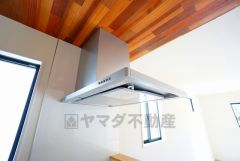 調理により発生する油煙や臭いを吸い込み、屋外へ排気してくれます。