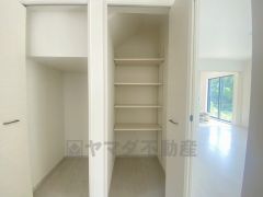 キッチン横パントリー収納完備。