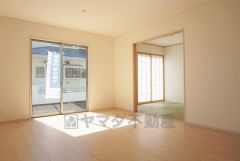 同仕様写真。大きな窓のあるリビングは、陽光あふれる明るい空間です。居心地良く、ご家族皆がゆったり寛げる憩いの空間となりそうです。