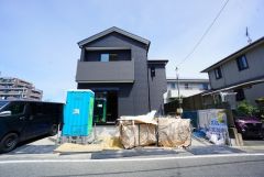 2025年7月現地撮影写真。 2025年8月完成予定。同一ハウスメーカー物件内覧可能です。お気軽にお問い合わせください＾＾