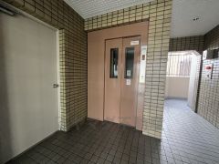 共用部。エレベーター有＾＾ 重い荷物などを運ぶのに便利ですね＾＾ エレベーター内も清掃がきちんと行き届いています＾＾