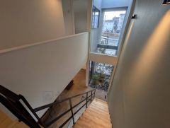 ご年配の方でも安心できる、手すり付き階段です＾＾段差も低めで設定されてますので安全性にも優れてますね＾＾