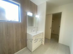 収納が隠れて使いやすい、シャワー付き三面鏡洗面ドレッサーです。朝の準備もぬかりなくできます。