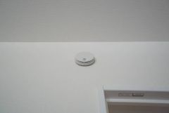 火災による煙や熱を感知して、警報音やブザー等で火災の発生を知らせてくれる火災警報器。