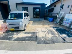 駐車スペースはゆとりある4台分を確保。マイカー用に、お客さま用に、余裕を持ってご利用いただけます。