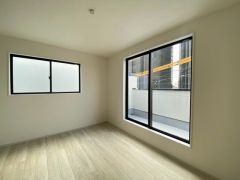 主寝室としてお使いいただけそうなこちらのお部屋は、日当たりが良く、爽やかな風を感じて起きる朝は、快適生活の始まりに。