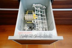 同仕様写真。家事の時間が短縮できる食器洗浄乾燥機付。後片付けもラクラクです。 食器を洗う手間が減るので家族とのコミュニケーションの時間や自分の時間が増えますね。