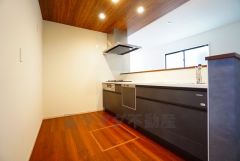 耐久性にも優れた人造大理石トップです。汚れもサッと拭き取ることができ、お掃除もラクラク。対面式キッチンが家族の会話も盛り上げます。食器洗浄乾燥機付。