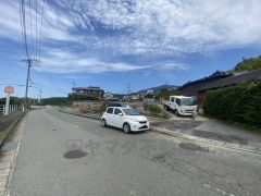 カースペースは停めやすい並列駐車2台付き。