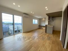 夏は強い日差しをカット、冬は暖かな遮熱高断熱型Low-Eガラスを採用。夏の強い日差しを約60%カットし、冷房効果を高めます。紫外線もカットするため紫外線による日焼けも抑制。