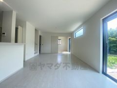 対面式キッチンを中心としたリビングダイニングで家族の会話が弾みそうです。