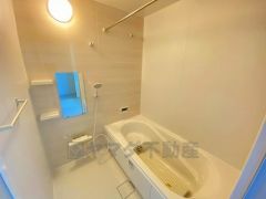 1日の疲れを癒すくつろぎのバスルーム。足を伸ばしてもゆったりと入れるサイズです。お子様と一緒にお風呂に入っても狭くないですね^^