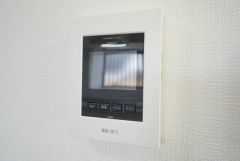 ドアを開けずに来訪者を確認できるモニター付インターフォン。防犯はもちろん、セールスマン対策にもなりますね＾＾