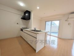 対面式カウンターキッチンでお子様の様子が見守れます。カウンタートップは耐熱性に優れており、日ごろのお掃除もふき取るだけでＯＫ。ステンレスシンクも簡単にお掃除できますよ。