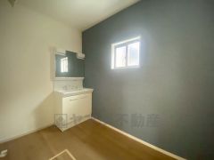 三面鏡つき洗面台。収納も一体型になっているので、ドライヤーやヘアアイロンの置き場に困りませんね。