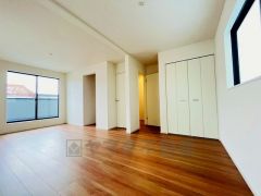 一部屋で利用することも、お子様が大きくなれば二部屋として用途によって可動間仕切りの出来る洋室です＾＾
