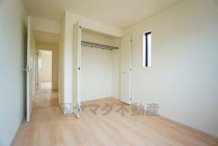 明るい洋室です。ナチュラル色のフローリングで開放的な優しい雰囲気になっています＾＾ベッドや机、ＴＶを置いてもゆとりのある広さです。