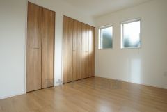 同仕様写真。住む人のこだわりを活かす洋室＾＾日当たりがよく、寝室としての利用もおすすめ。広めのクローゼットもあり荷物もすっきり片付けれ、ゆとりのある暮らしが出来ます＾＾