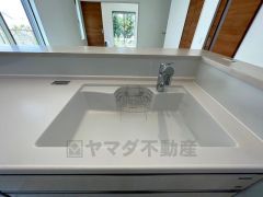 色も形もキレイなシンクは、広さも確保しているので、大きめの鍋も簡単に洗えます。