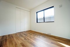 同仕様写真。住む人のこだわりを活かす洋室＾＾日当たりがよく、寝室としての利用もおすすめ。広めのクローゼットもあり荷物もすっきり片付けれ、ゆとりのある暮らしが出来ます＾＾
