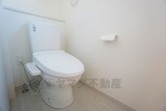 温水洗浄機付トイレです。節水機能もあるので、安心して使えますね。もちろん、1階2階の2ヶ所にトイレがあるので、忙しい朝にもゆとりができますね。