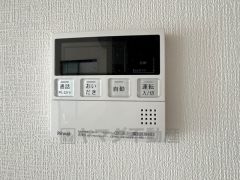 給湯器リモコンはキッチン横からボタンひとつで操作が楽々。通話ボタン付きでお子様とも会話ができて安心です。