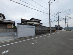 西鉄紫駅まで徒歩4分の西鉄バス高雄台前停から乗車8分。JR利用も可能。
