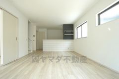 同仕様写真。家族が集まる開放的なリビング。約17帖の大空間で毎日のお食事が楽しみです＾＾思い思いの時間を過ごしたり、家族みんなで食事をしたり、素敵な団らんの場になりますね。