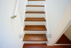 ご年配の方でも安心できる、手すり付き階段です＾＾段差も低めで設定されてますので安全性にも優れてますね＾＾