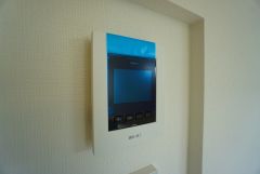 防犯性もばっちり、TVモニター付きインターフォン完備。大きなモニターで玄関先を確認できます。録画機能が付いているので不在時の訪問者も確認できて安心です^^